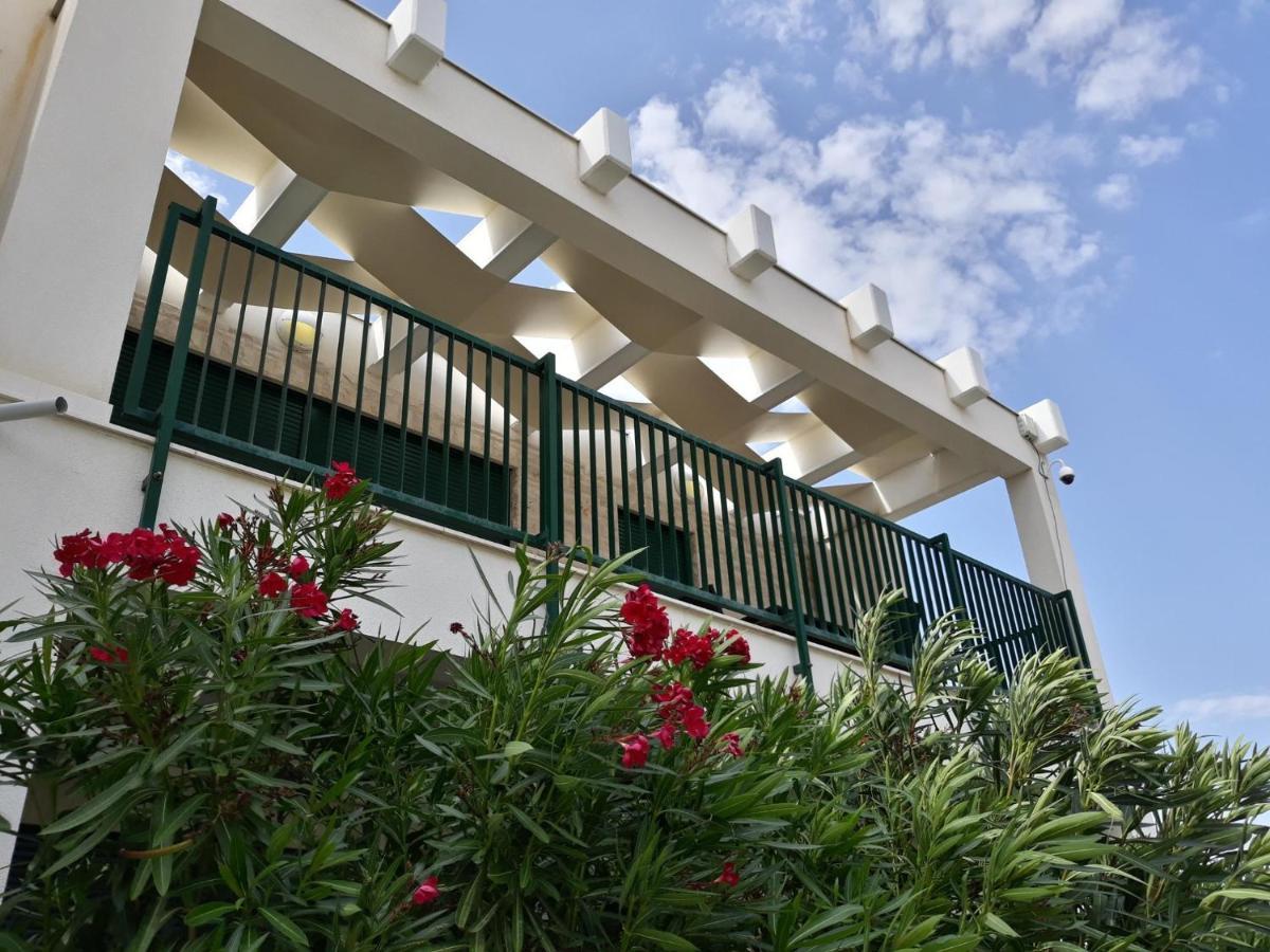 Queen Beach Apartments نين المظهر الخارجي الصورة